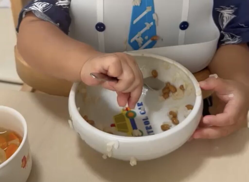 夏休みの昼ごはん：子どもが納豆ご飯を食べている様子
